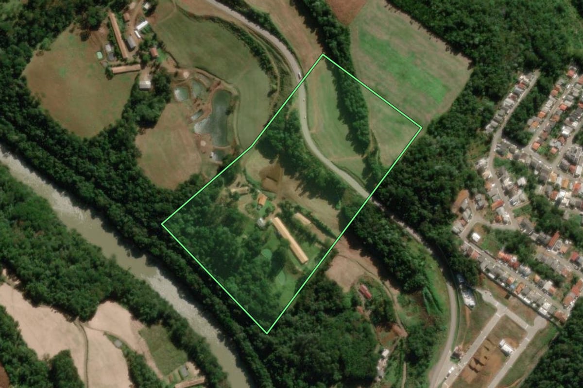 Imagem de satélite do imóvel rural em Videira (SC), com o contorno declarado no CAR desenhado por cima.