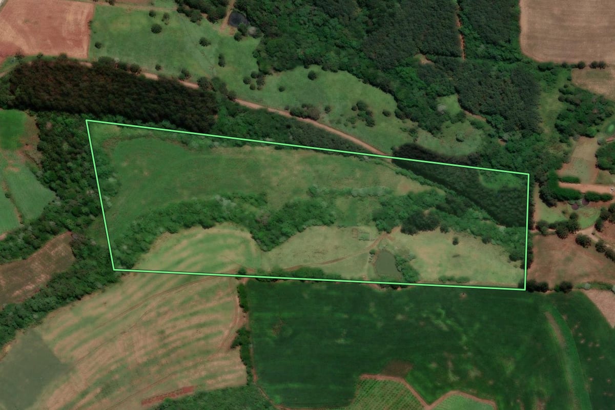 Imagem de satélite do imóvel rural em Videira (SC), com o contorno declarado no CAR desenhado por cima.