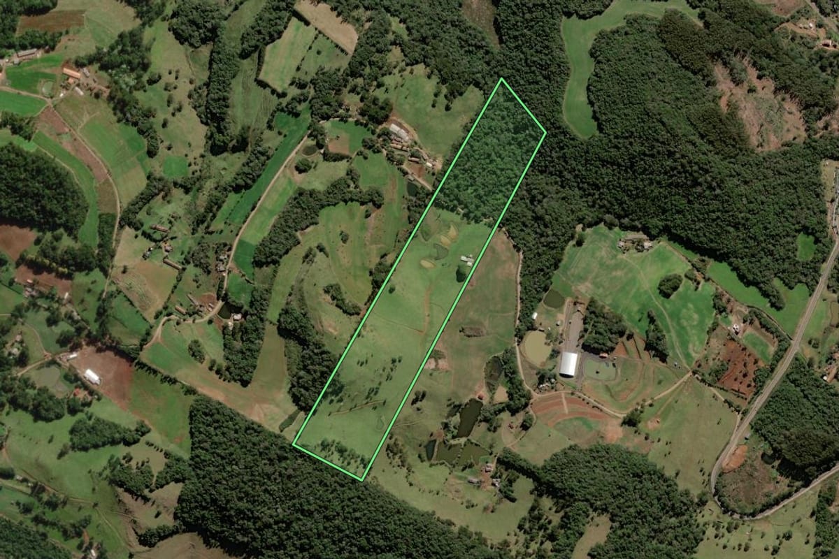 Imagem de satélite do imóvel rural em Videira (SC), com o contorno declarado no CAR desenhado por cima.