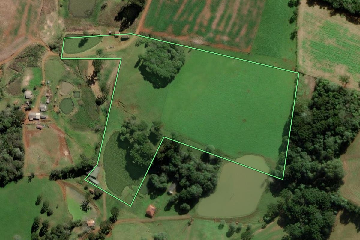 Imagem de satélite do imóvel rural em Videira (SC), com o contorno declarado no CAR desenhado por cima.