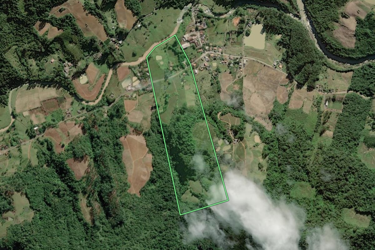 Imagem de satélite do imóvel rural em Vitor Meireles (SC), com o contorno declarado no CAR desenhado por cima.