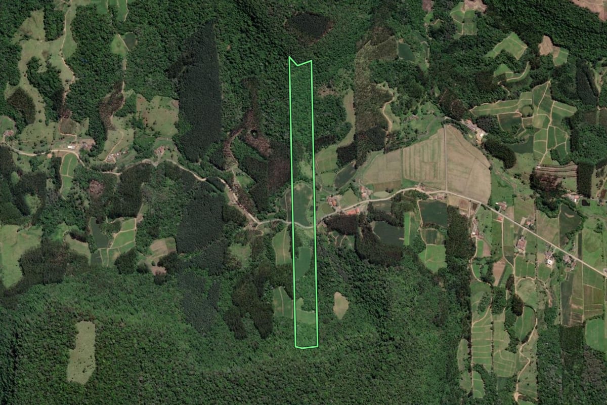 Imagem de satélite do imóvel rural em Vitor Meireles (SC), com o contorno declarado no CAR desenhado por cima.