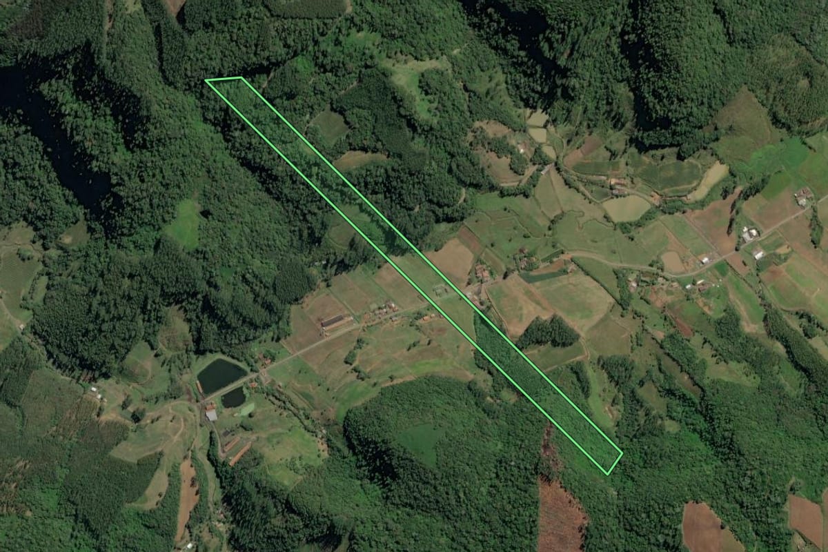 Imagem de satélite do imóvel rural em Vitor Meireles (SC), com o contorno declarado no CAR desenhado por cima.