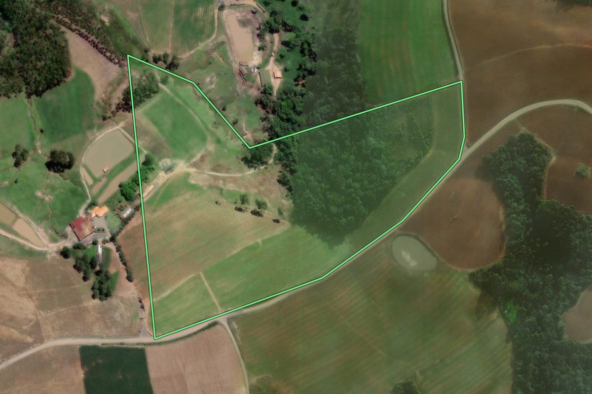 Imagem de satélite do imóvel rural em Vitor Meireles (SC), com o contorno declarado no CAR desenhado por cima.
