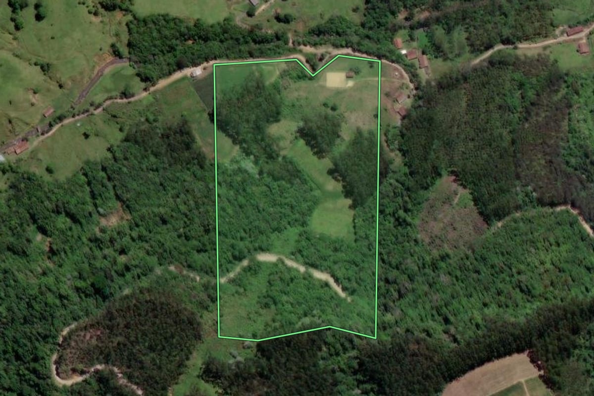 Imagem de satélite do imóvel rural em Vitor Meireles (SC), com o contorno declarado no CAR desenhado por cima.