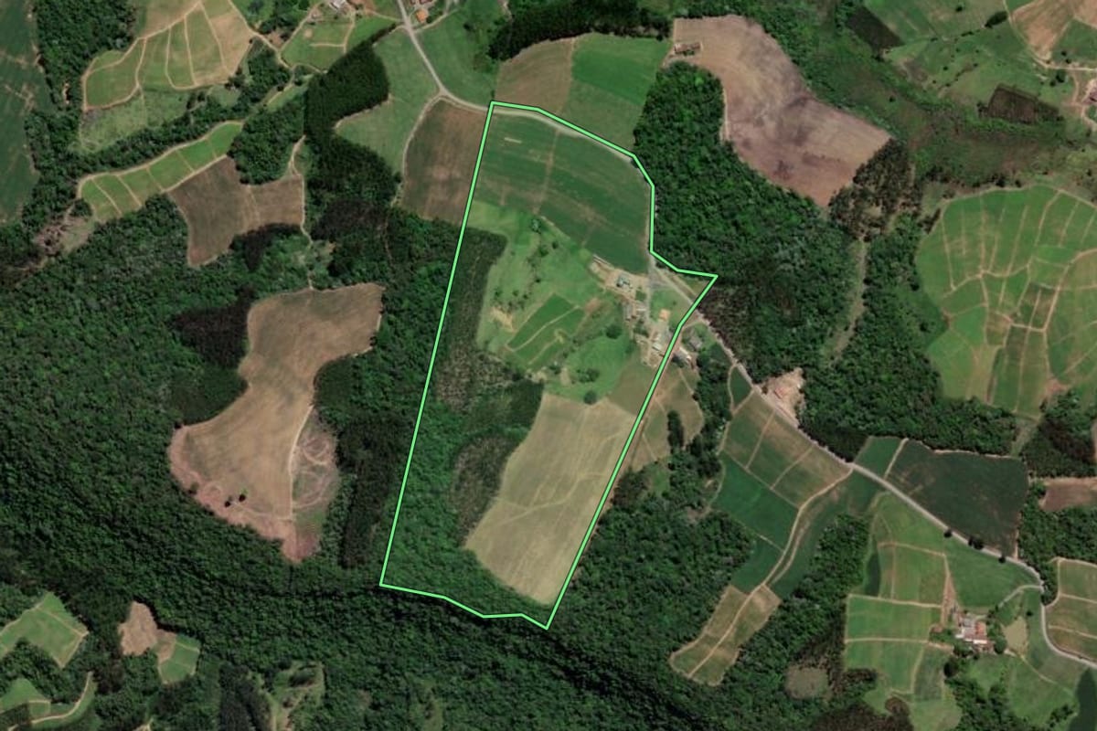 Imagem de satélite do imóvel rural em Vitor Meireles (SC), com o contorno declarado no CAR desenhado por cima.