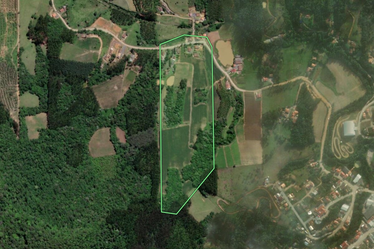 Imagem de satélite do imóvel rural em Vitor Meireles (SC), com o contorno declarado no CAR desenhado por cima.