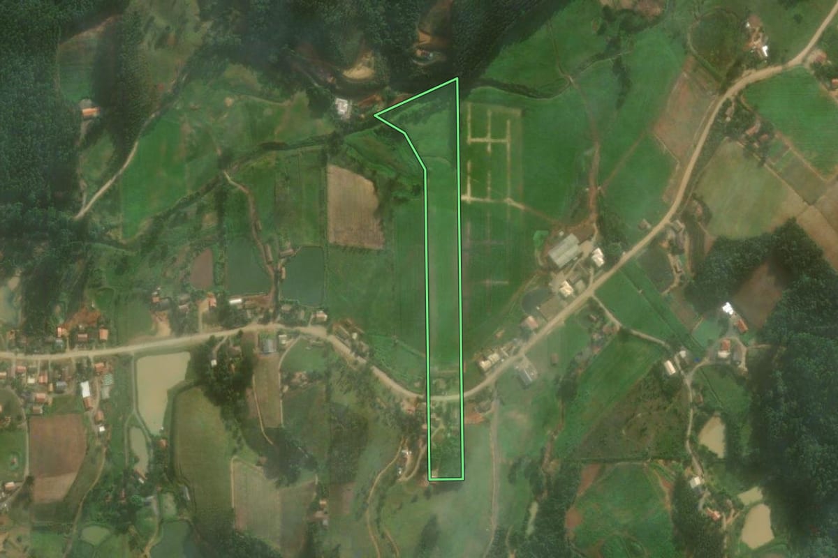 Imagem de satélite do imóvel rural em Vitor Meireles (SC), com o contorno declarado no CAR desenhado por cima.