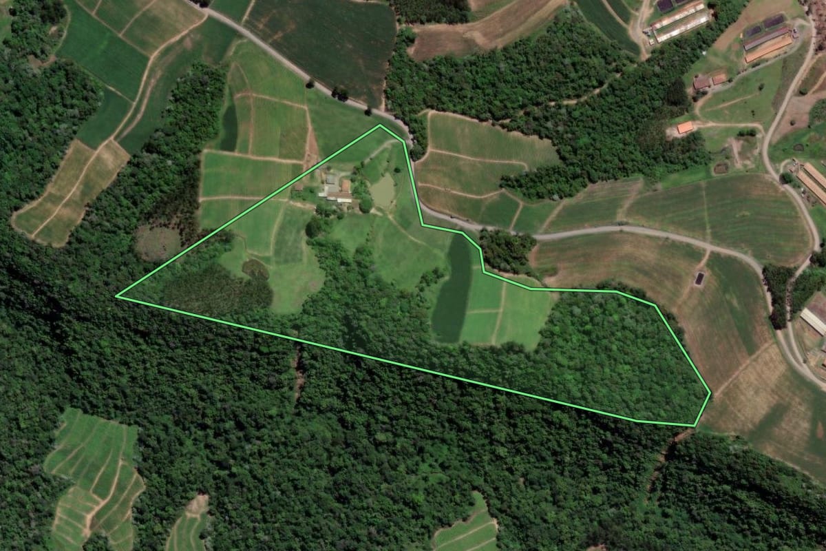 Imagem de satélite do imóvel rural em Vitor Meireles (SC), com o contorno declarado no CAR desenhado por cima.