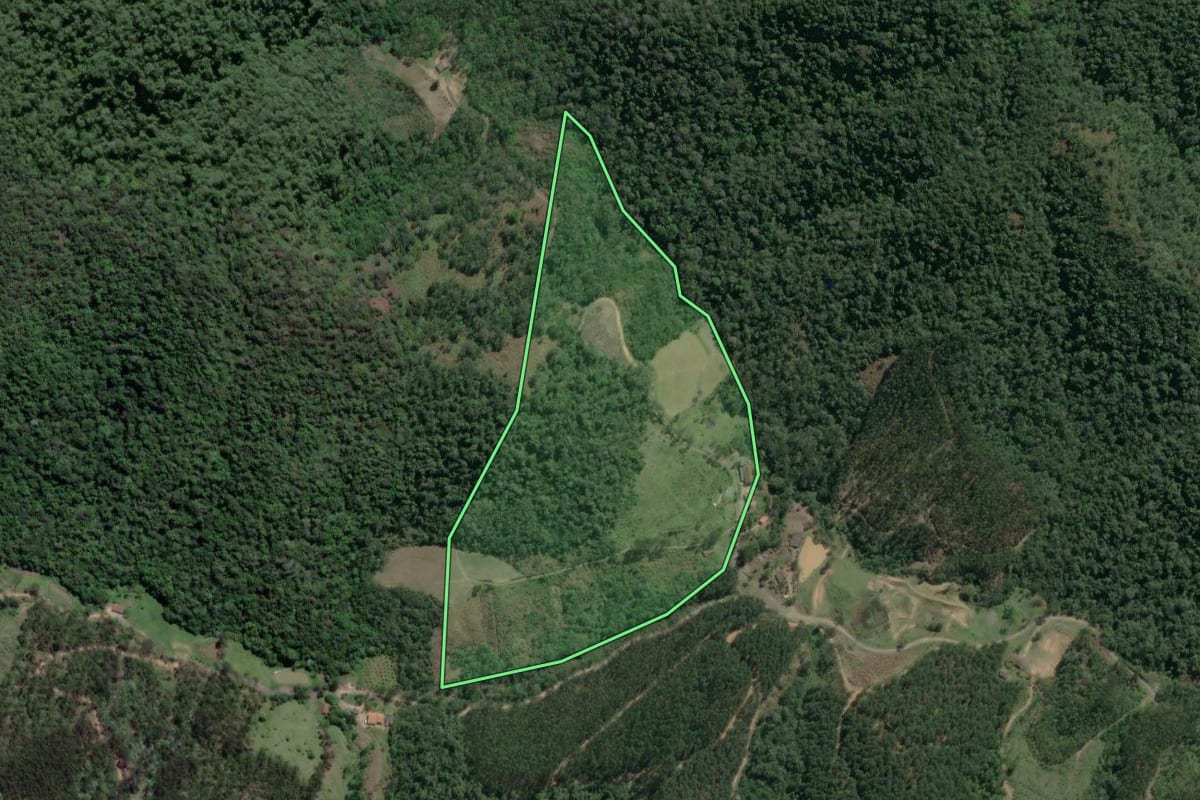 Imagem de satélite do imóvel rural em Vitor Meireles (SC), com o contorno declarado no CAR desenhado por cima.