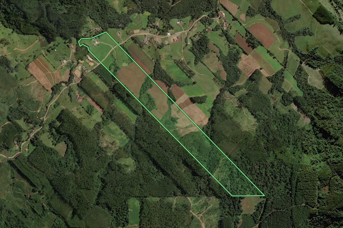 Imagem de satélite do imóvel rural em Vitor Meireles (SC), com o contorno declarado no CAR desenhado por cima.