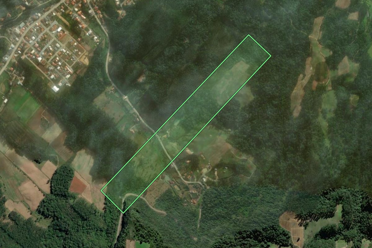 Imagem de satélite do imóvel rural em Vitor Meireles (SC), com o contorno declarado no CAR desenhado por cima.