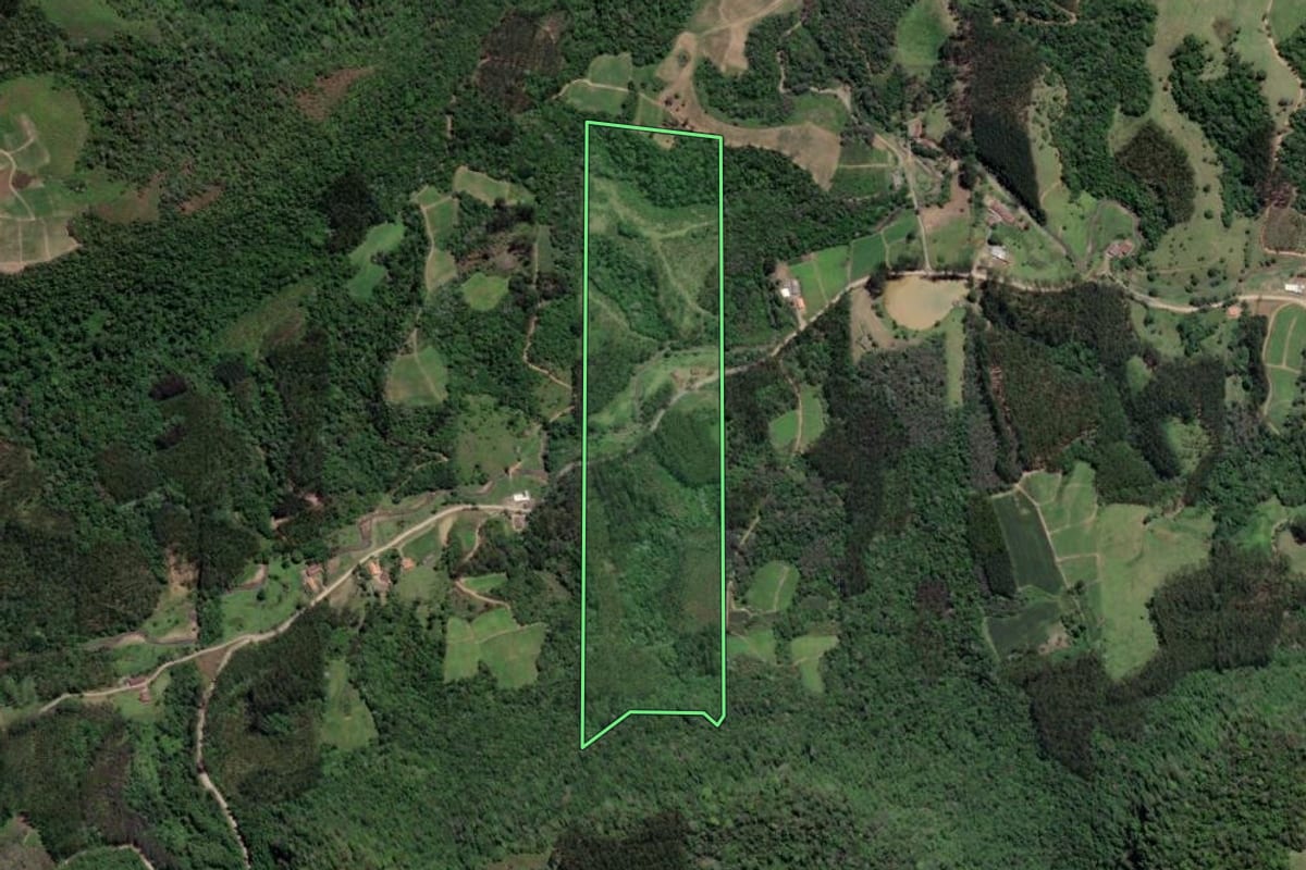 Imagem de satélite do imóvel rural em Vitor Meireles (SC), com o contorno declarado no CAR desenhado por cima.