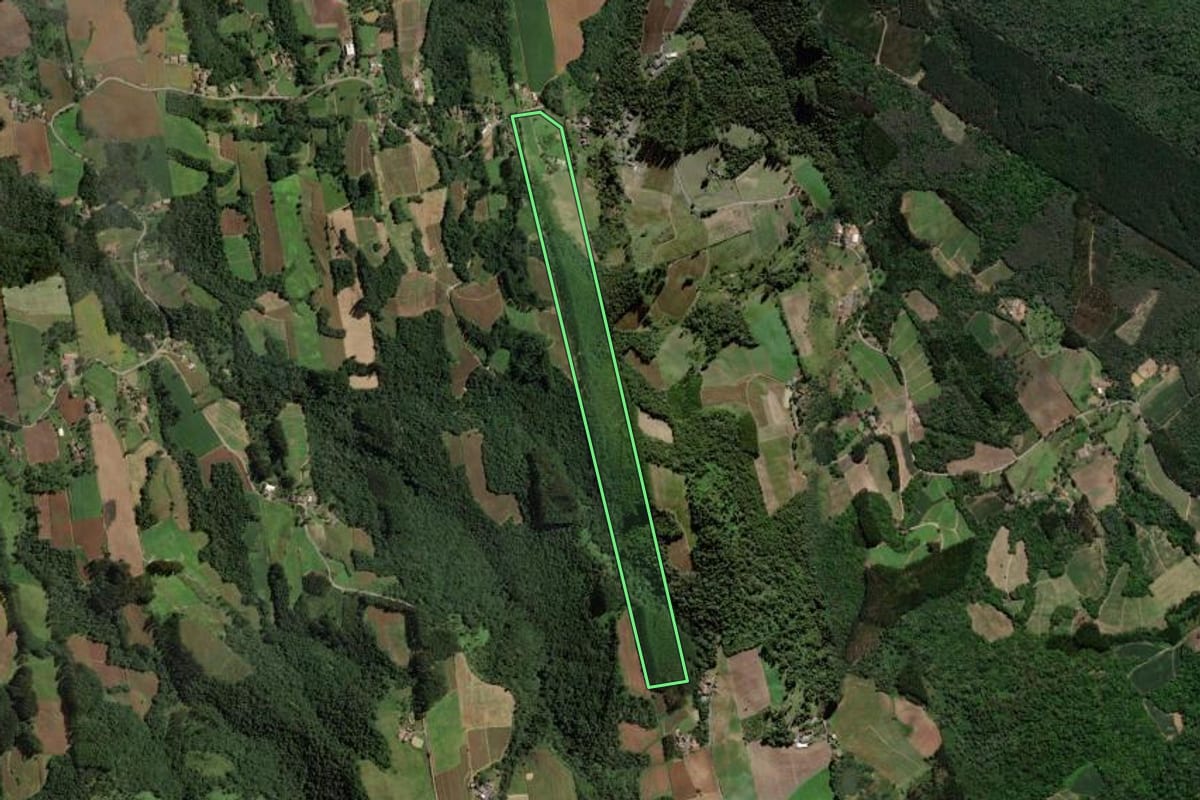 Imagem de satélite do imóvel rural em Vitor Meireles (SC), com o contorno declarado no CAR desenhado por cima.