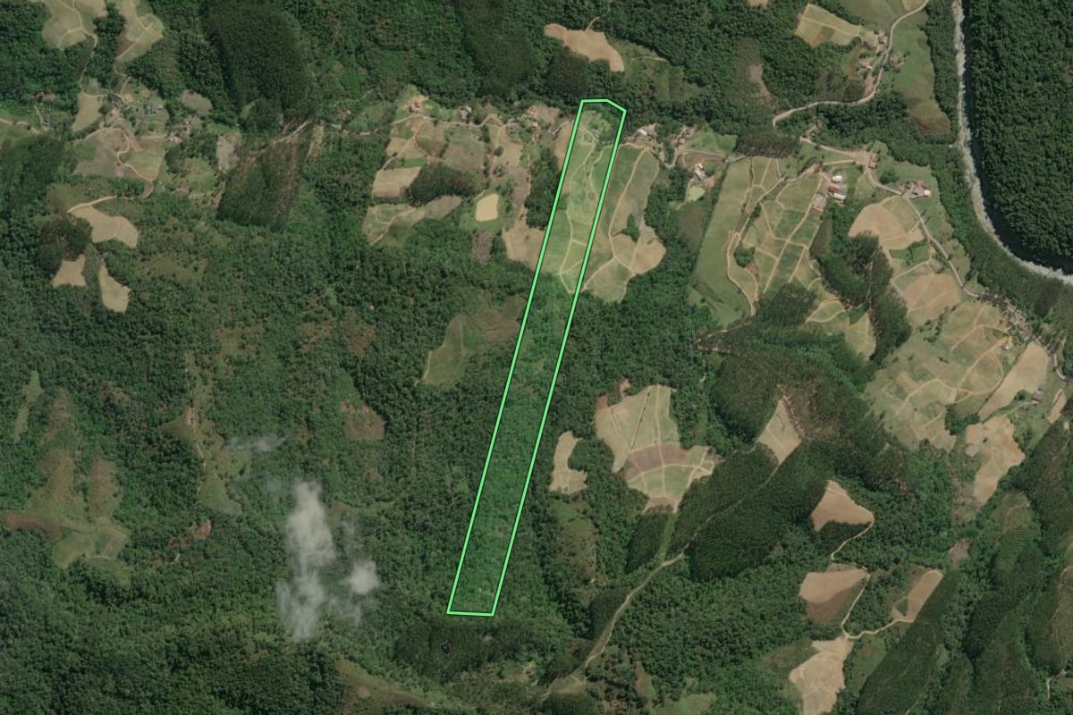 Imagem de satélite do imóvel rural em Vitor Meireles (SC), com o contorno declarado no CAR desenhado por cima.
