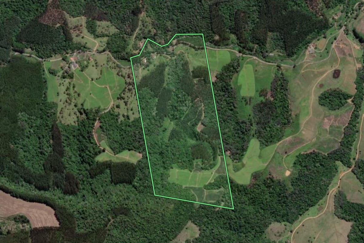 Imagem de satélite do imóvel rural em Vitor Meireles (SC), com o contorno declarado no CAR desenhado por cima.