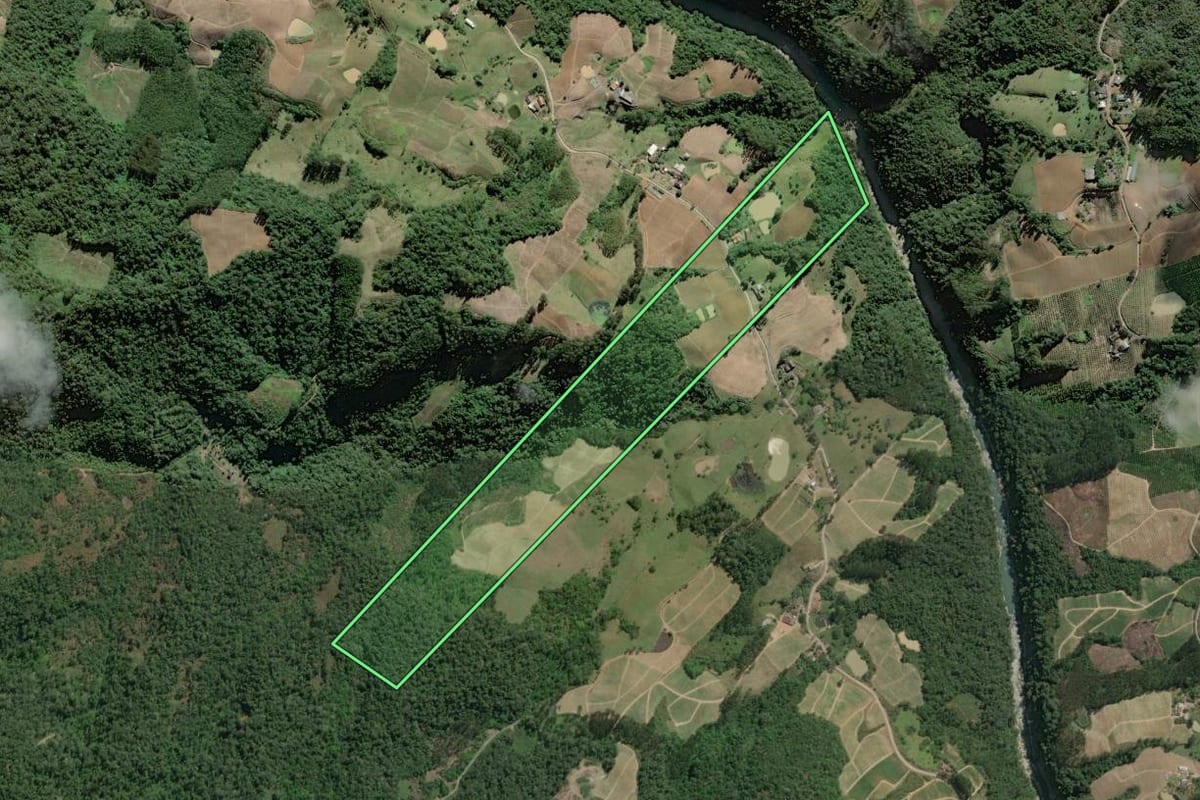 Imagem de satélite do imóvel rural em Vitor Meireles (SC), com o contorno declarado no CAR desenhado por cima.