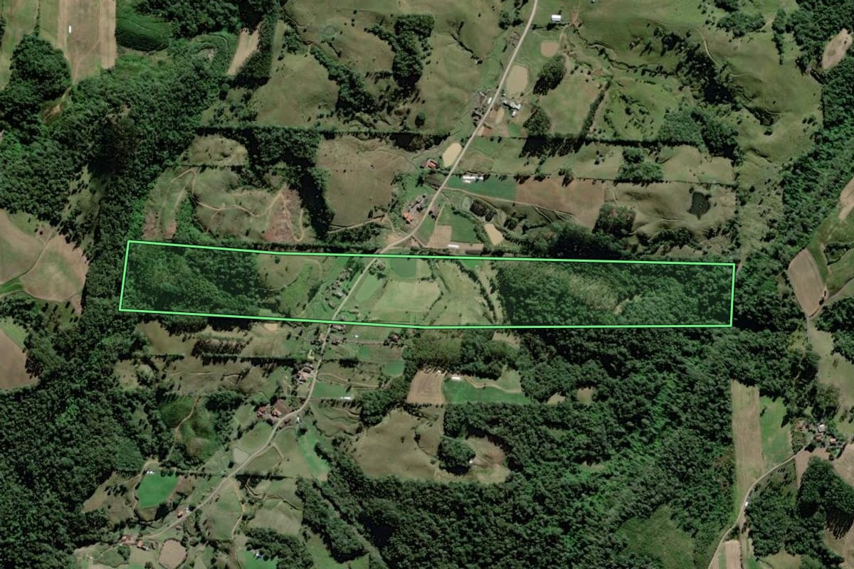Imagem de satélite do imóvel rural em Witmarsum (SC), com o contorno declarado no CAR desenhado por cima.
