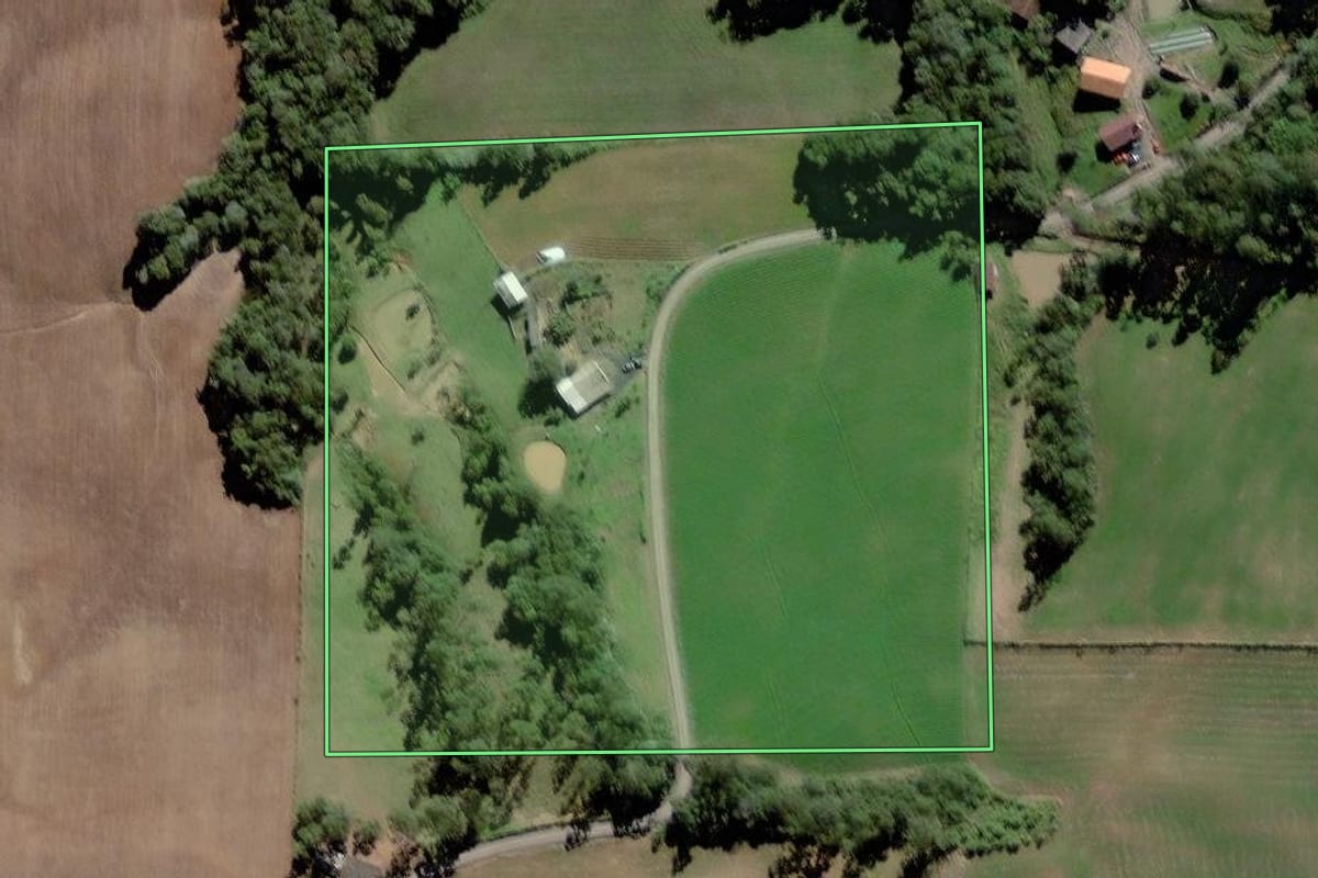 Imagem de satélite do imóvel rural em Witmarsum (SC), com o contorno declarado no CAR desenhado por cima.