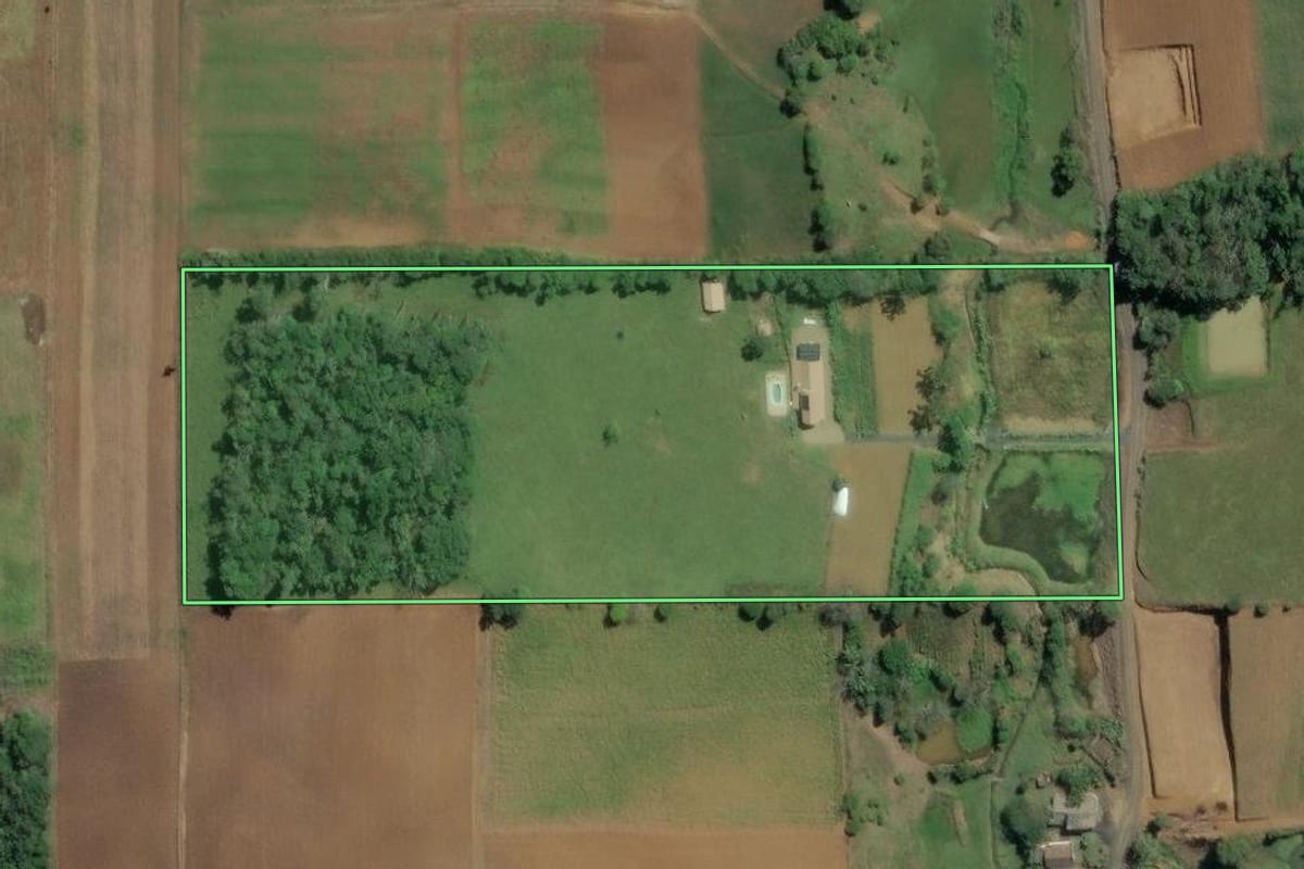 Imagem de satélite do imóvel rural em Witmarsum (SC), com o contorno declarado no CAR desenhado por cima.
