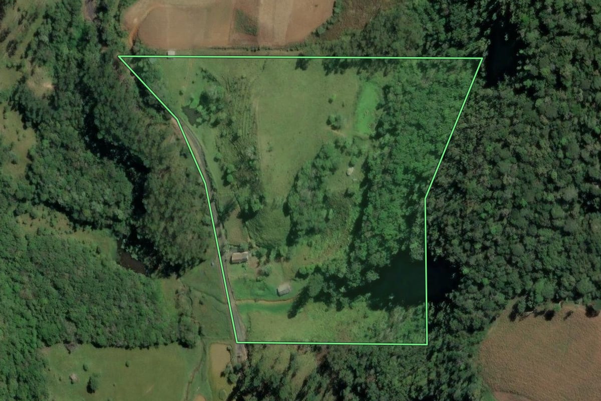 Imagem de satélite do imóvel rural em Witmarsum (SC), com o contorno declarado no CAR desenhado por cima.