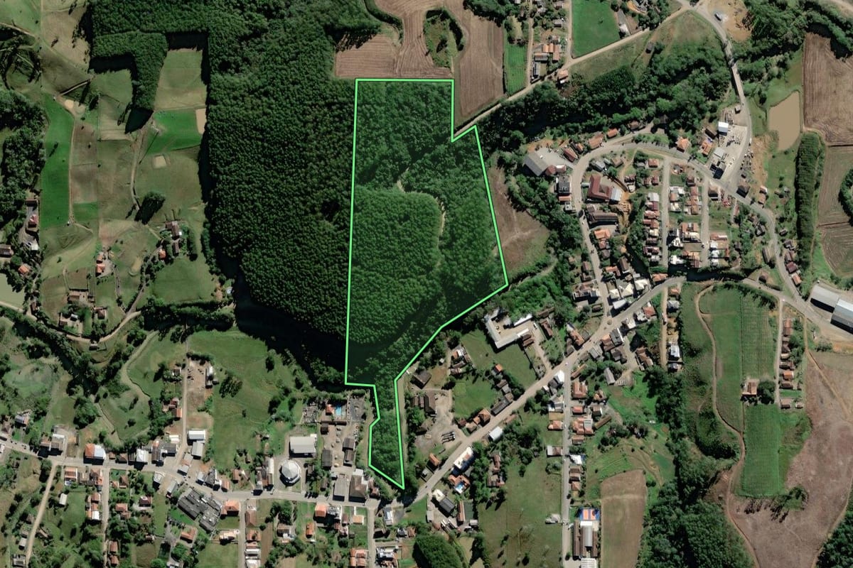 Imagem de satélite do imóvel rural em Witmarsum (SC), com o contorno declarado no CAR desenhado por cima.