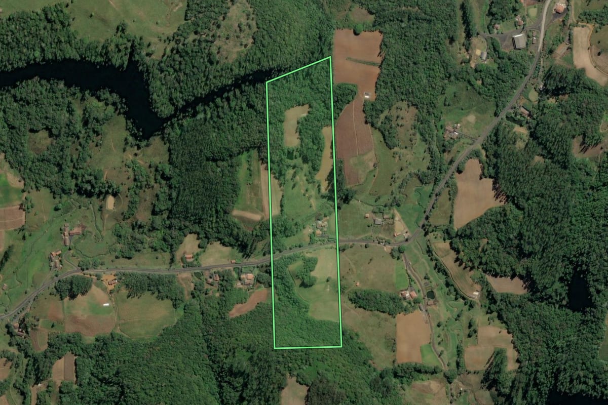 Imagem de satélite do imóvel rural em Witmarsum (SC), com o contorno declarado no CAR desenhado por cima.