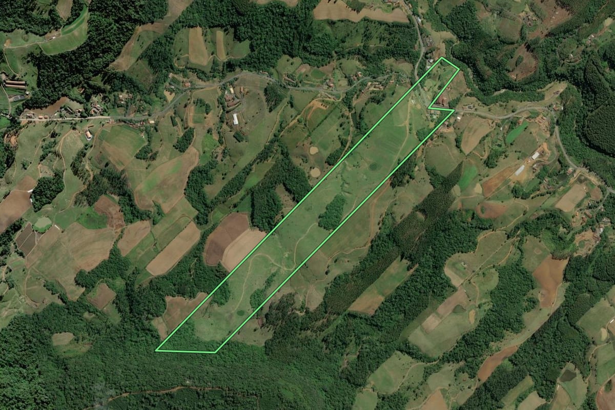 Imagem de satélite do imóvel rural em Witmarsum (SC), com o contorno declarado no CAR desenhado por cima.