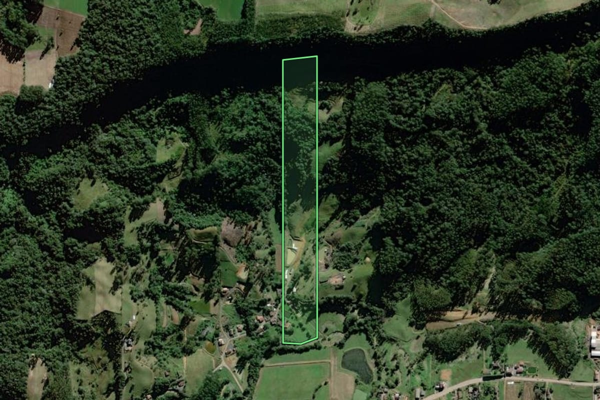 Imagem de satélite do imóvel rural em Witmarsum (SC), com o contorno declarado no CAR desenhado por cima.