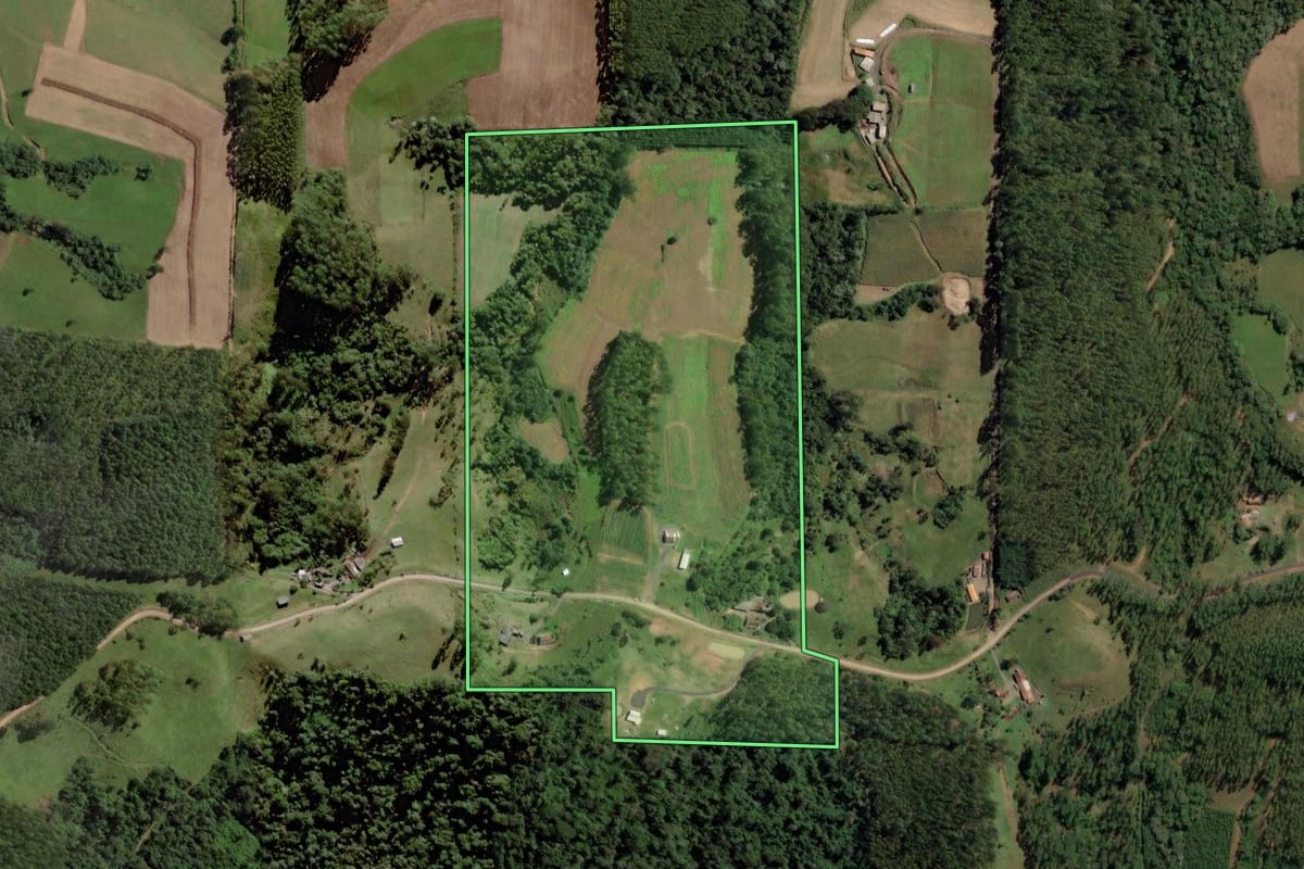 Imagem de satélite do imóvel rural em Witmarsum (SC), com o contorno declarado no CAR desenhado por cima.