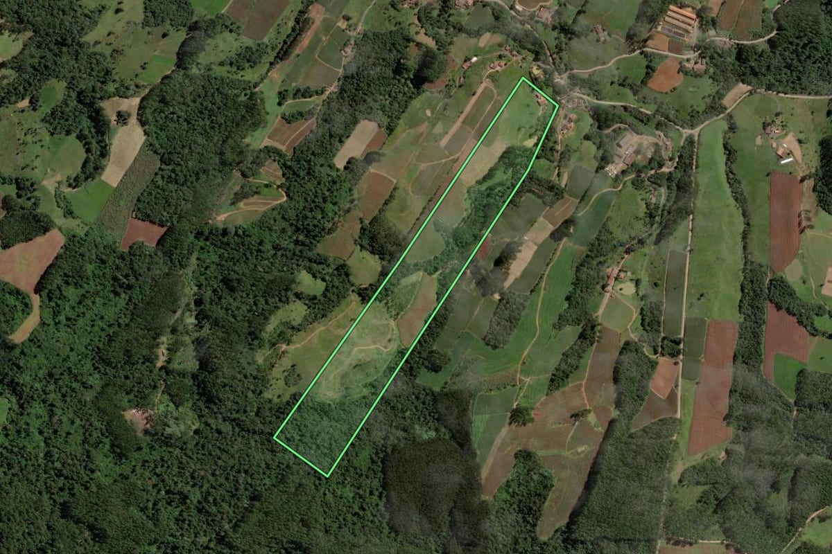 Imagem de satélite do imóvel rural em Witmarsum (SC), com o contorno declarado no CAR desenhado por cima.