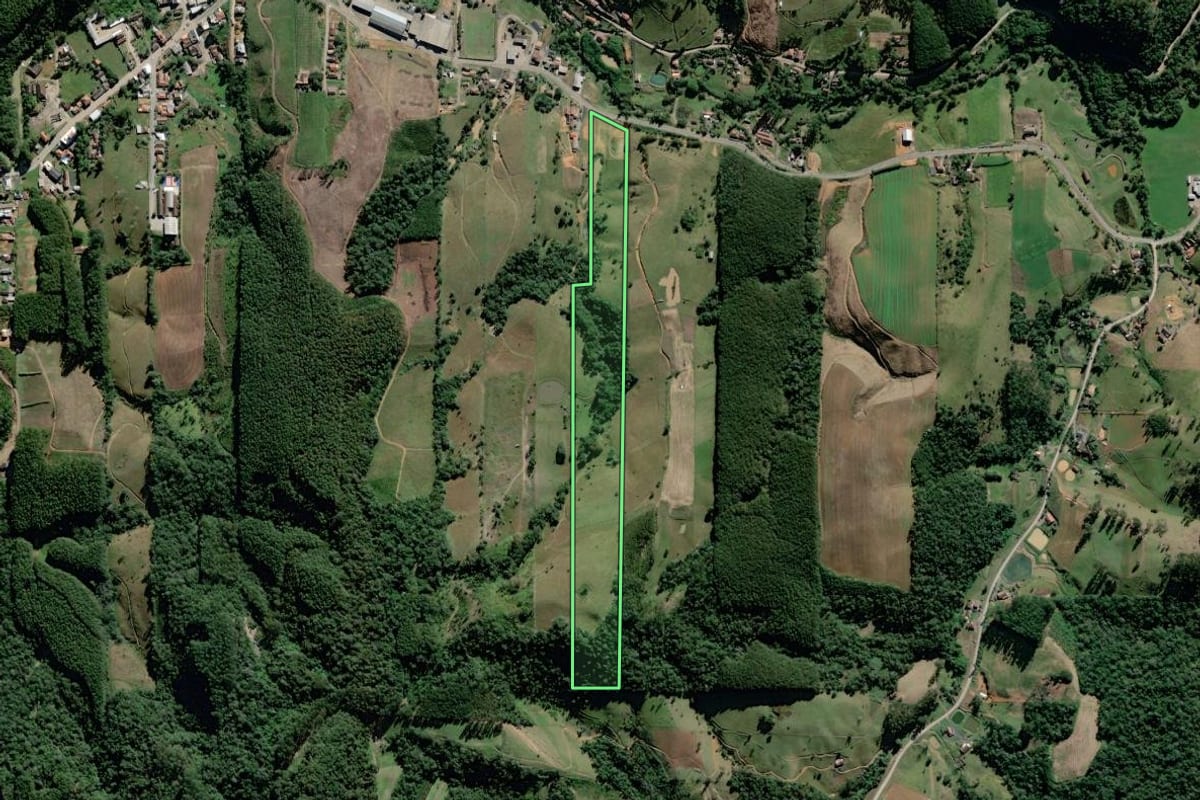Imagem de satélite do imóvel rural em Witmarsum (SC), com o contorno declarado no CAR desenhado por cima.