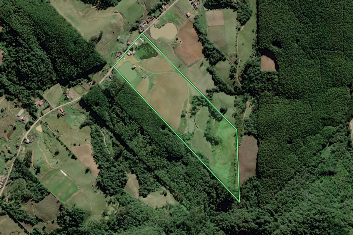 Imagem de satélite do imóvel rural em Witmarsum (SC), com o contorno declarado no CAR desenhado por cima.