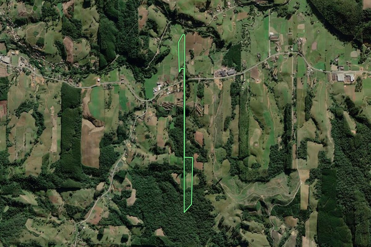 Imagem de satélite do imóvel rural em Witmarsum (SC), com o contorno declarado no CAR desenhado por cima.