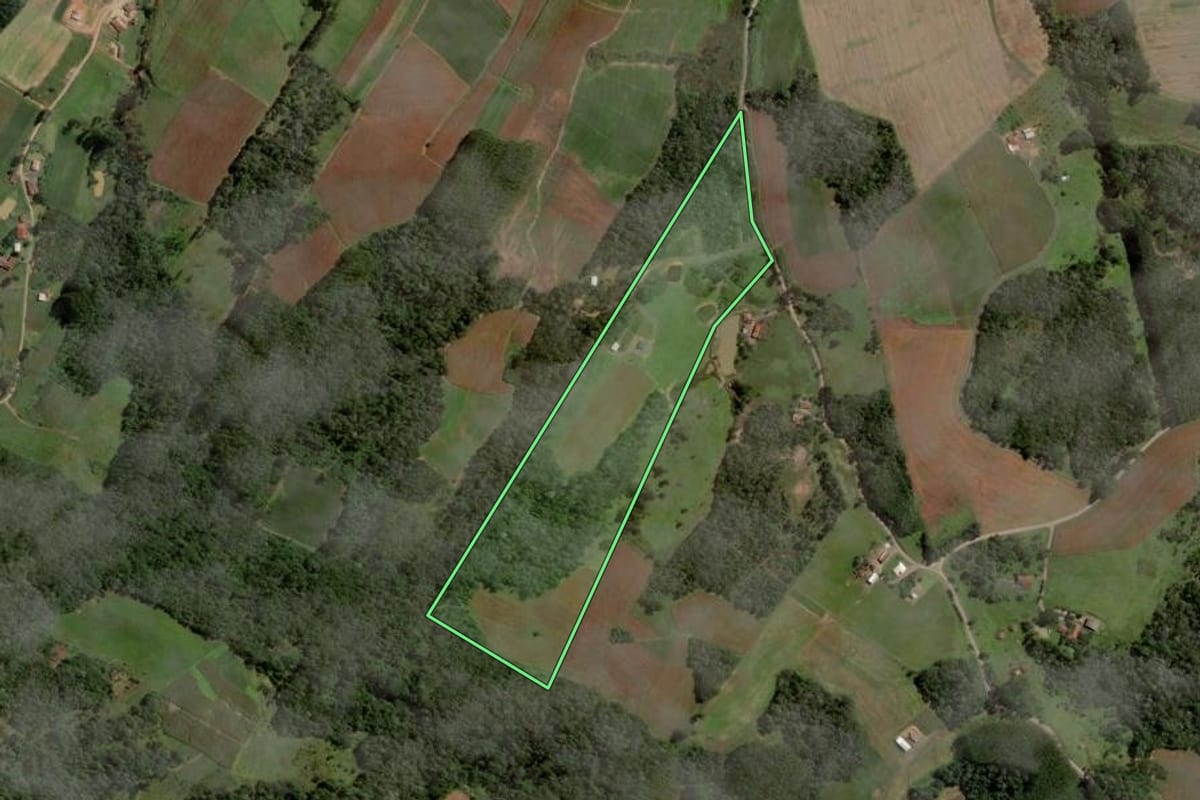 Imagem de satélite do imóvel rural em Vitor Meireles (SC), com o contorno declarado no CAR desenhado por cima.