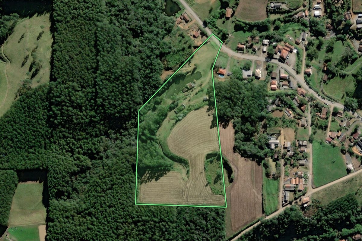 Imagem de satélite do imóvel rural em Witmarsum (SC), com o contorno declarado no CAR desenhado por cima.