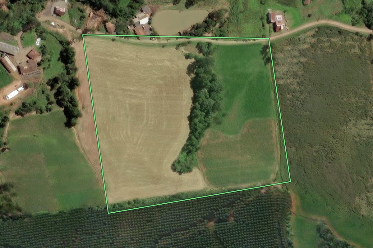Imagem de satélite do imóvel rural em Witmarsum (SC), com o contorno declarado no CAR desenhado por cima.