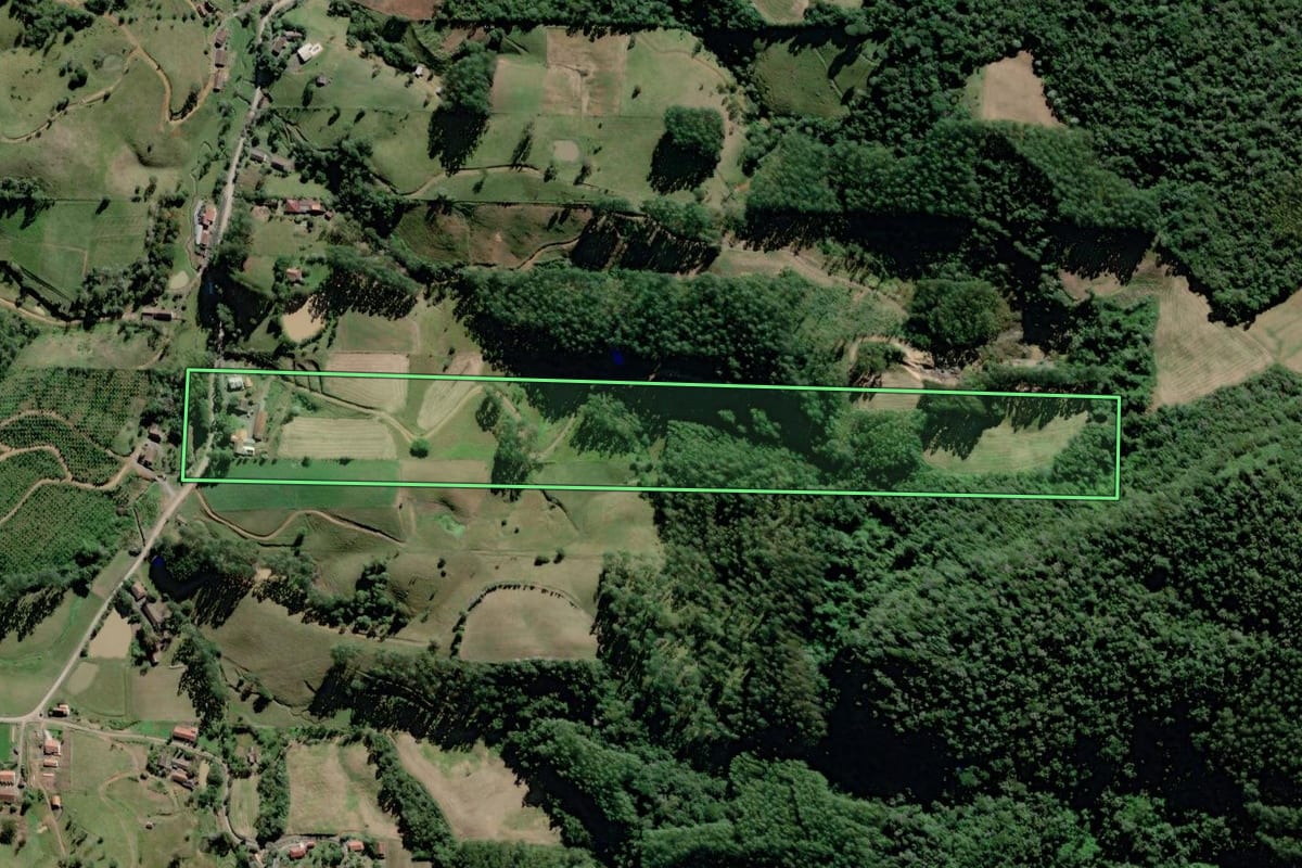 Imagem de satélite do imóvel rural em Witmarsum (SC), com o contorno declarado no CAR desenhado por cima.