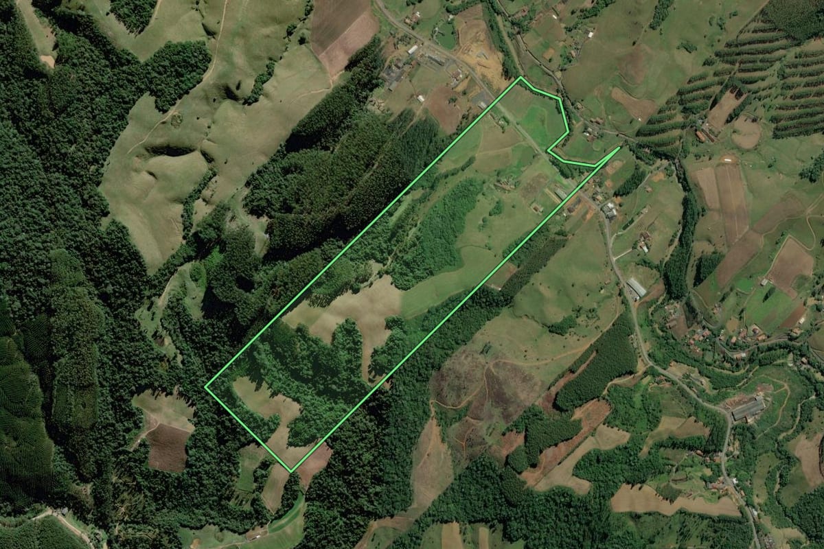 Imagem de satélite do imóvel rural em Witmarsum (SC), com o contorno declarado no CAR desenhado por cima.