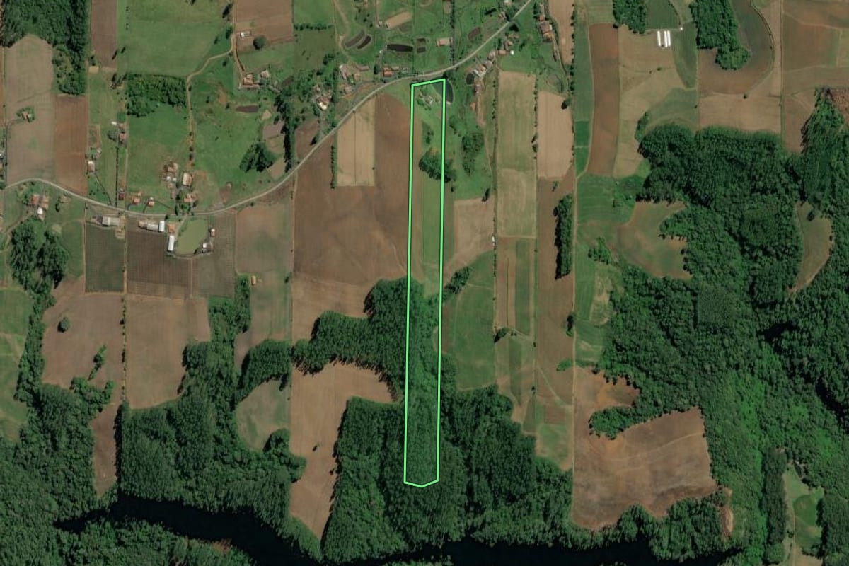 Imagem de satélite do imóvel rural em Witmarsum (SC), com o contorno declarado no CAR desenhado por cima.
