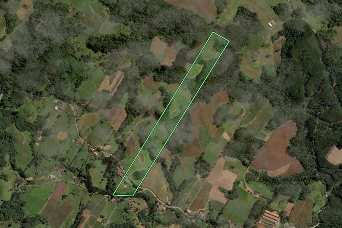 Imagem de satélite do imóvel rural em Witmarsum (SC), com o contorno declarado no CAR desenhado por cima.