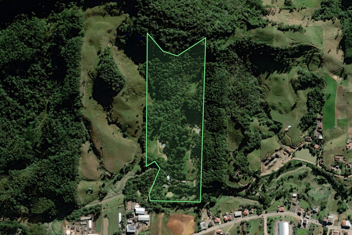 Imagem de satélite do imóvel rural em Witmarsum (SC), com o contorno declarado no CAR desenhado por cima.