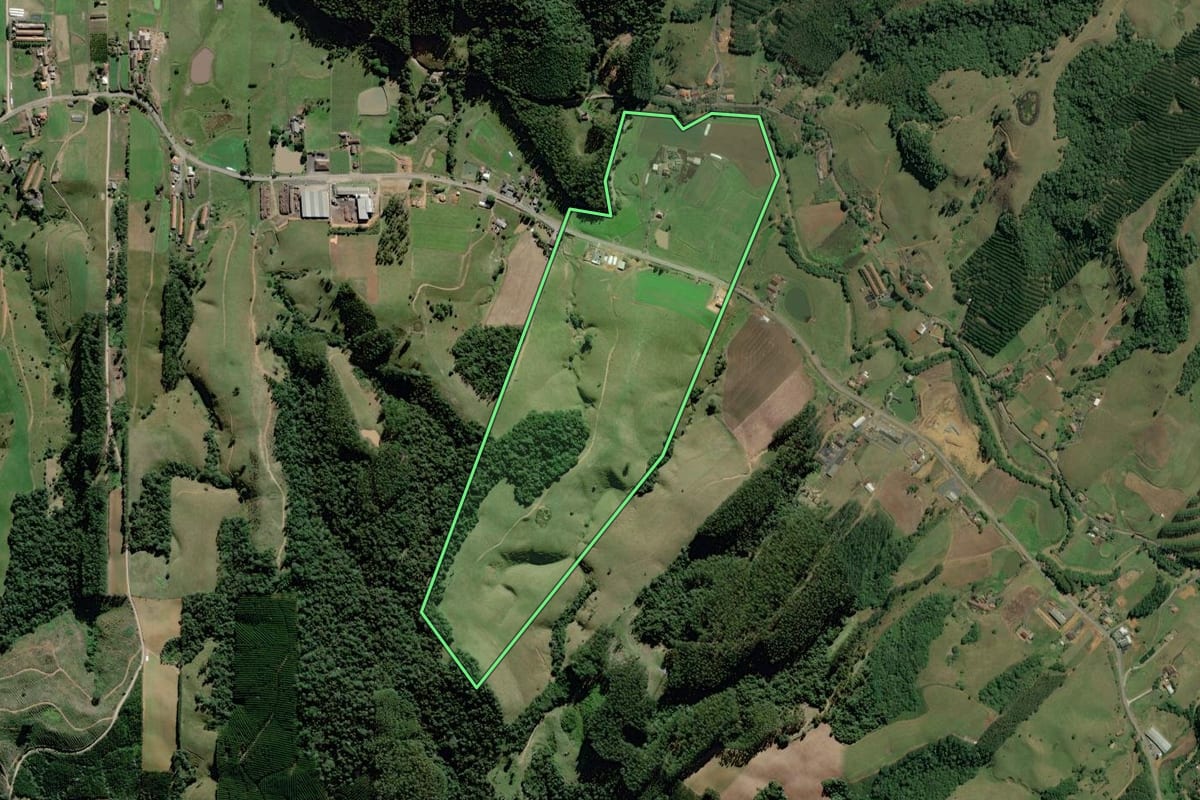 Imagem de satélite do imóvel rural em Witmarsum (SC), com o contorno declarado no CAR desenhado por cima.