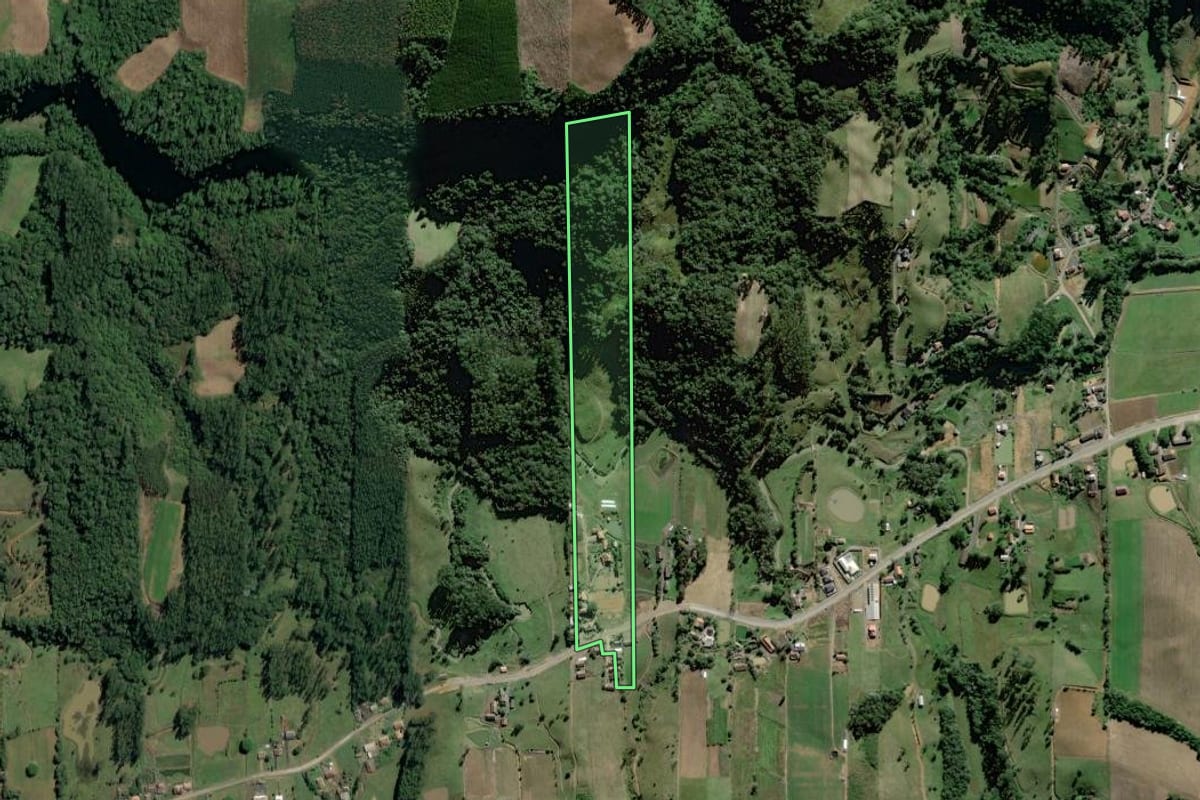 Imagem de satélite do imóvel rural em Witmarsum (SC), com o contorno declarado no CAR desenhado por cima.