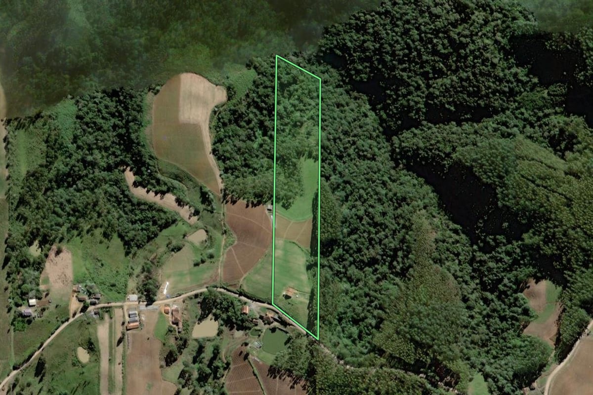 Imagem de satélite do imóvel rural em Witmarsum (SC), com o contorno declarado no CAR desenhado por cima.