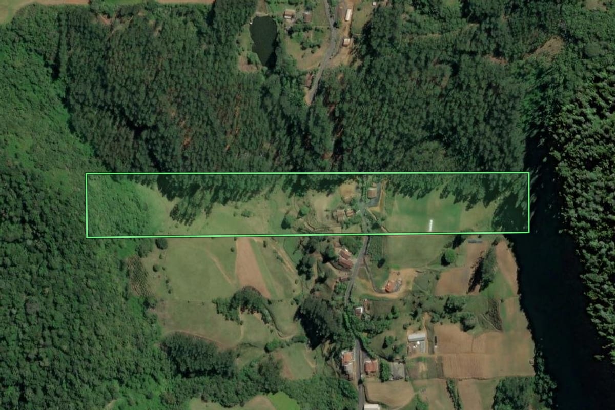 Imagem de satélite do imóvel rural em Witmarsum (SC), com o contorno declarado no CAR desenhado por cima.