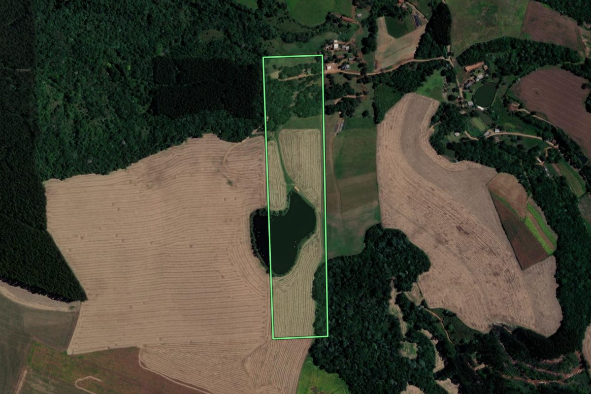 Imagem de satélite do imóvel rural em Xanxerê (SC), com o contorno declarado no CAR desenhado por cima.