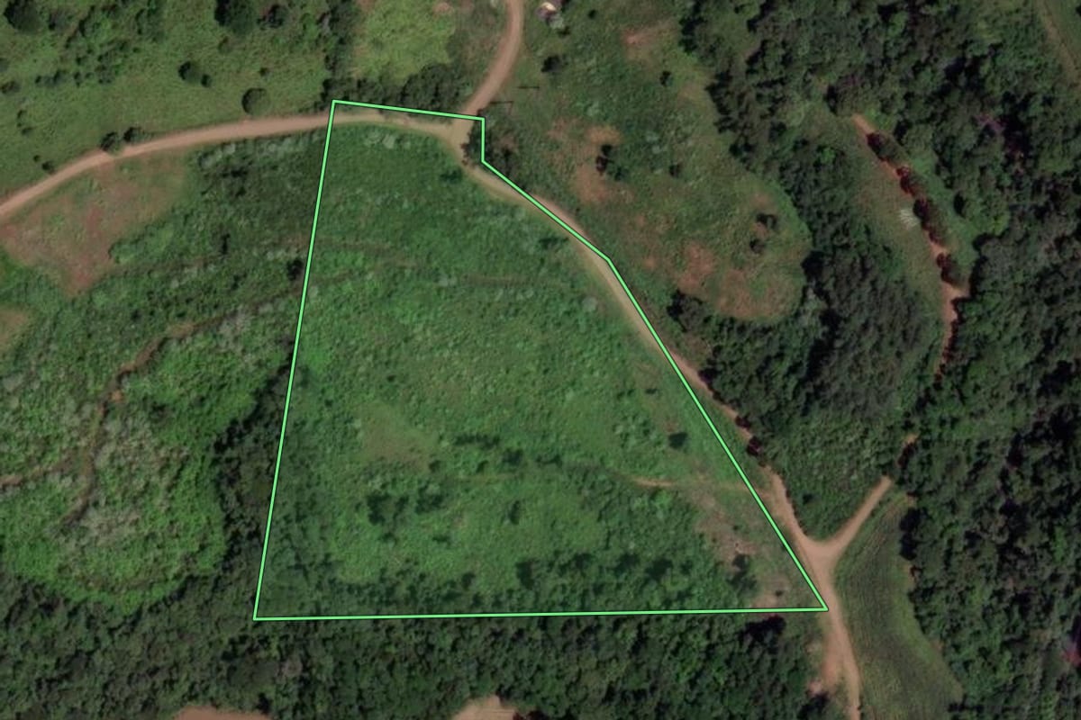 Imagem de satélite do imóvel rural em Xanxerê (SC), com o contorno declarado no CAR desenhado por cima.