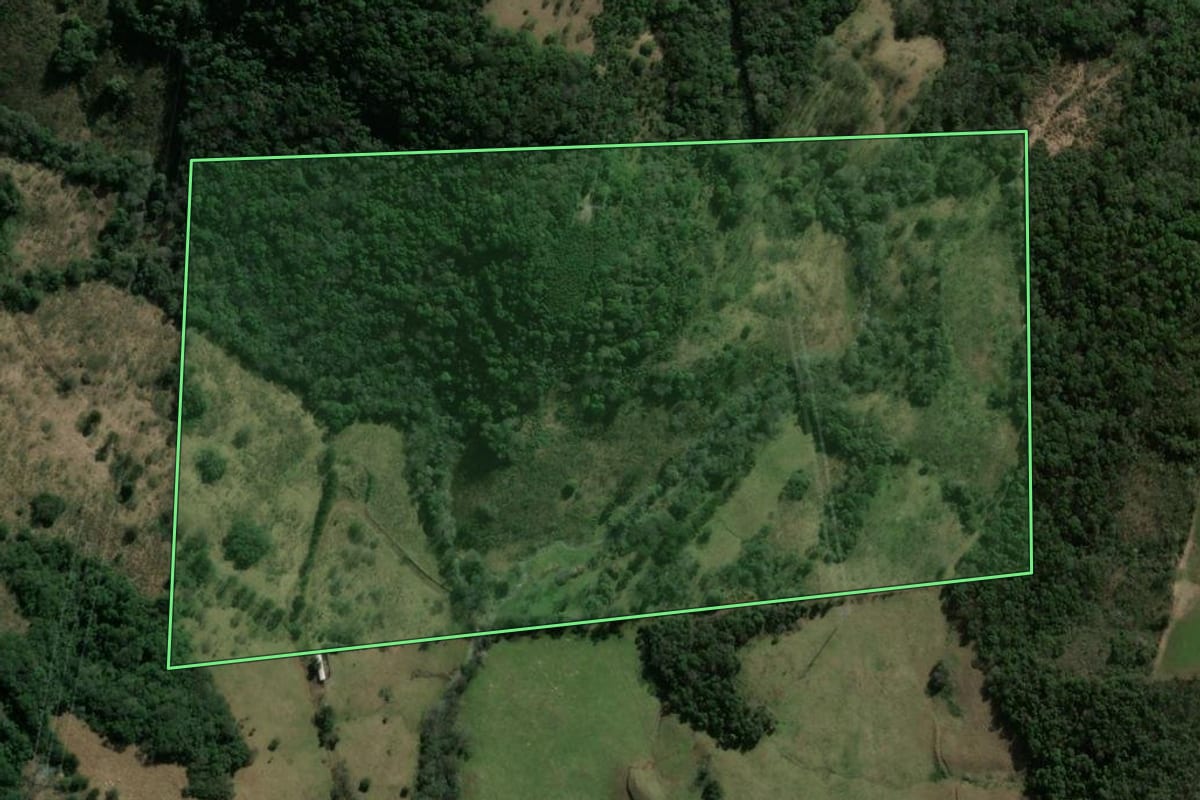 Imagem de satélite do imóvel rural em Xanxerê (SC), com o contorno declarado no CAR desenhado por cima.