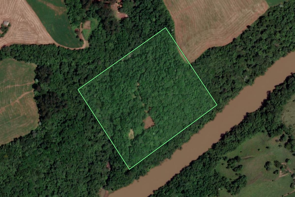 Imagem de satélite do imóvel rural em Xanxerê (SC), com o contorno declarado no CAR desenhado por cima.